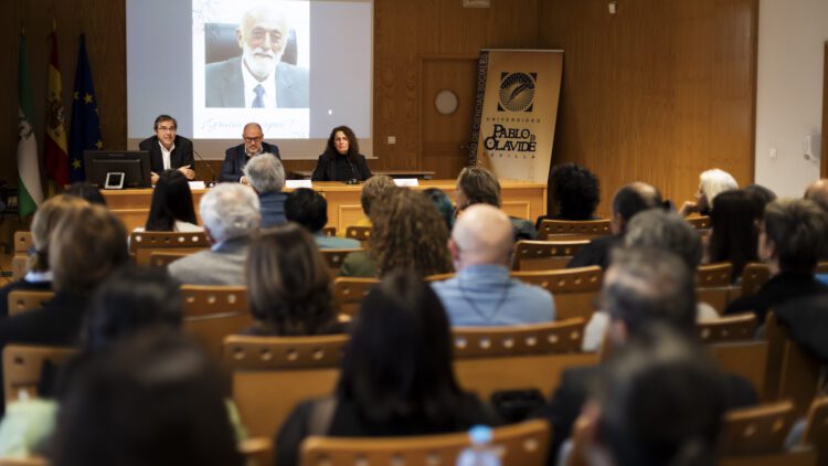 La Universidad Pablo de Olavide proyecta hacia el futuro el legado académico y humano de Gonzalo Musitu   La Facultad de Ciencias Sociales y el Departamento de Educación y Psicología Social celebran un acto institucional en memoria del profesor Gonzalo Musitu Ochoa, cuya trayectoria sigue inspirando a colegas y discípulos