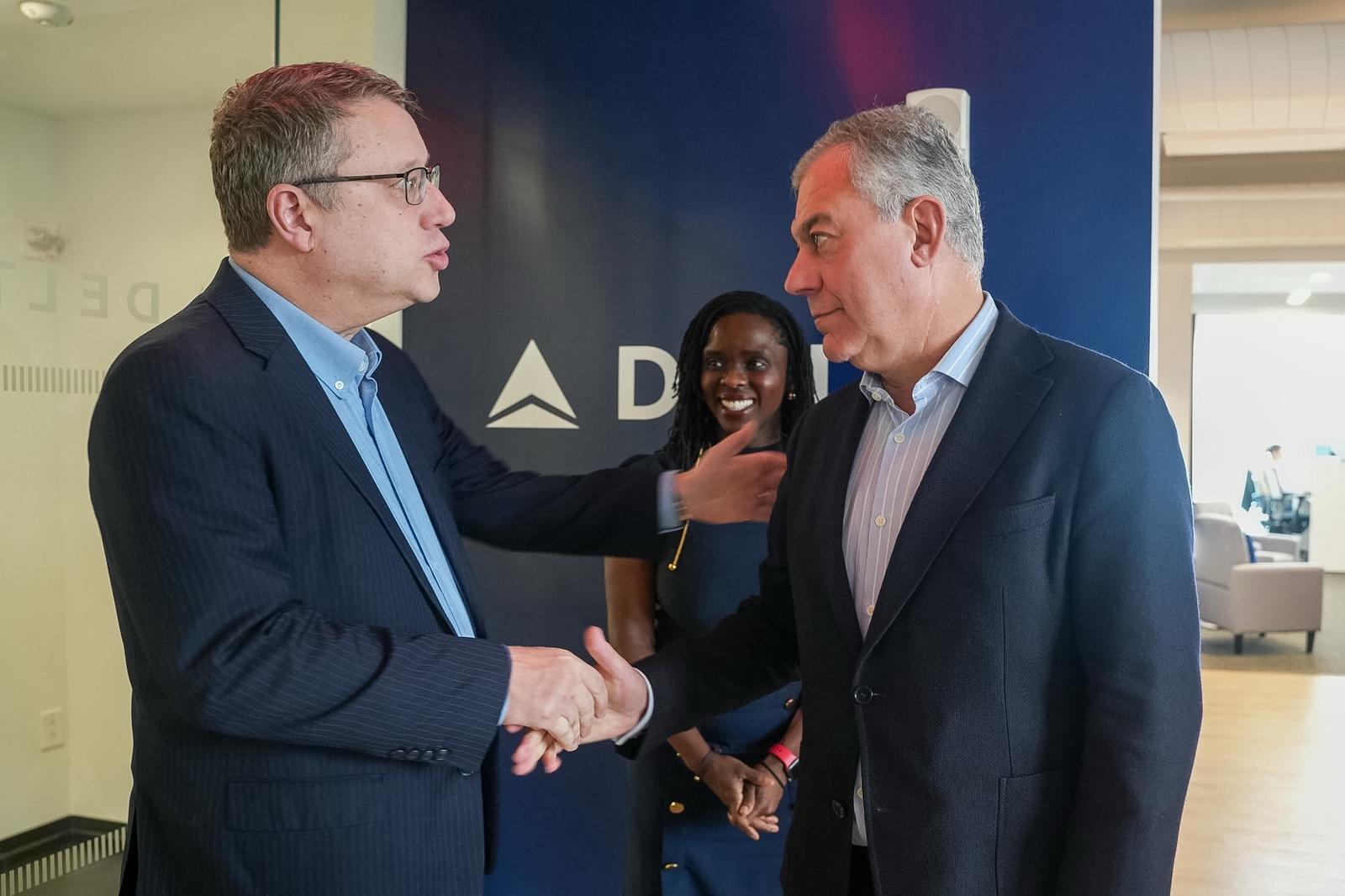 El alcalde Sanz visita las oficinas de Delta Airlines en Nueva York para impulsar la conexión aérea directa entre Sevilla y Estados Unidos