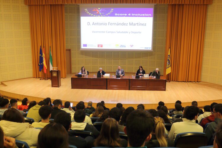 La UPO promueve la protección de menores frente a la violencia en el deporte con el proyecto Score 4 Inclusion   La Universidad Pablo de Olavide y el Instituto Europeo de Estudios Superiores (IEES) de Portugal presentan los resultados de esta iniciativa Erasmus + en unas jornadas celebradas hoy