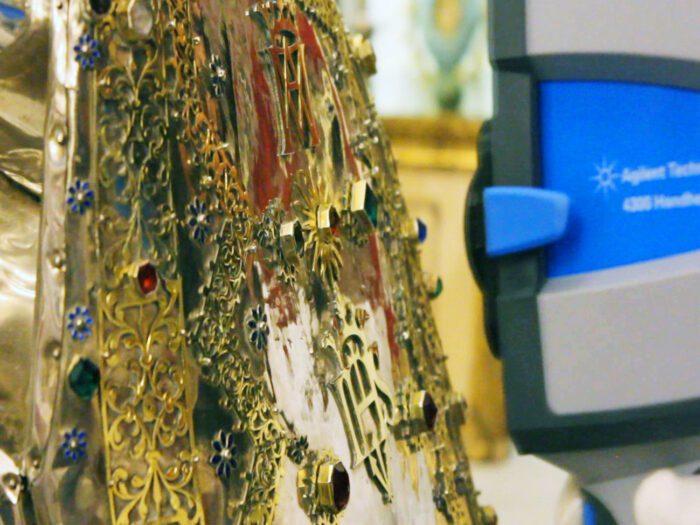 Nuevas claves sobre la moda y las gemas de los siglos XVI y XVII a través del traje de la Virgen del Rosario de Granada   La UPO participa en una investigación, publicada en ‘npj Heritage Science’, que relaciona esta pieza con la moda femenina de la corte española de los siglos XVI y XVII y detecta distintas fases históricas en sus gemas