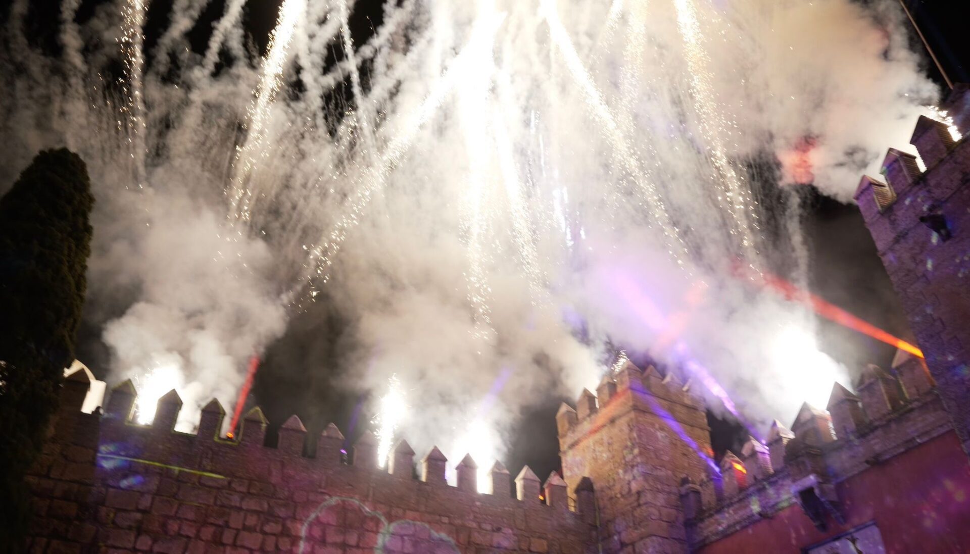 El Ayuntamiento conmemora las bodas de Carlos V en su 500 aniversario con un videomapping y la recreación del enlace en el Real Alcázar
