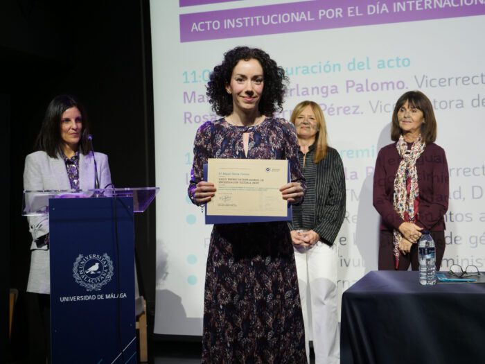 La profesora de la UPO Raquel García, Premio Internacional de Investigación Victoria Kent de la Universidad de Málaga   Por su trabajo ‘Rostros de incandescente beldad: La electricidad y la radiactividad al servicio de la estética femenina desde el referente franco-español (1900-1950)’