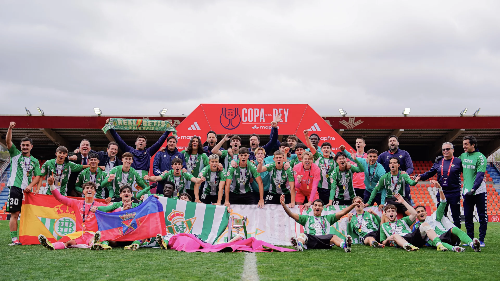 CRÓNICA | El Juvenil División de Honor hace historia alzando la Copa del Rey (1-4)