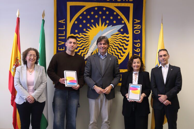 Alejandro Cuiñas y Lucía López, estudiantes premiados con un iPad por evaluar la calidad docente