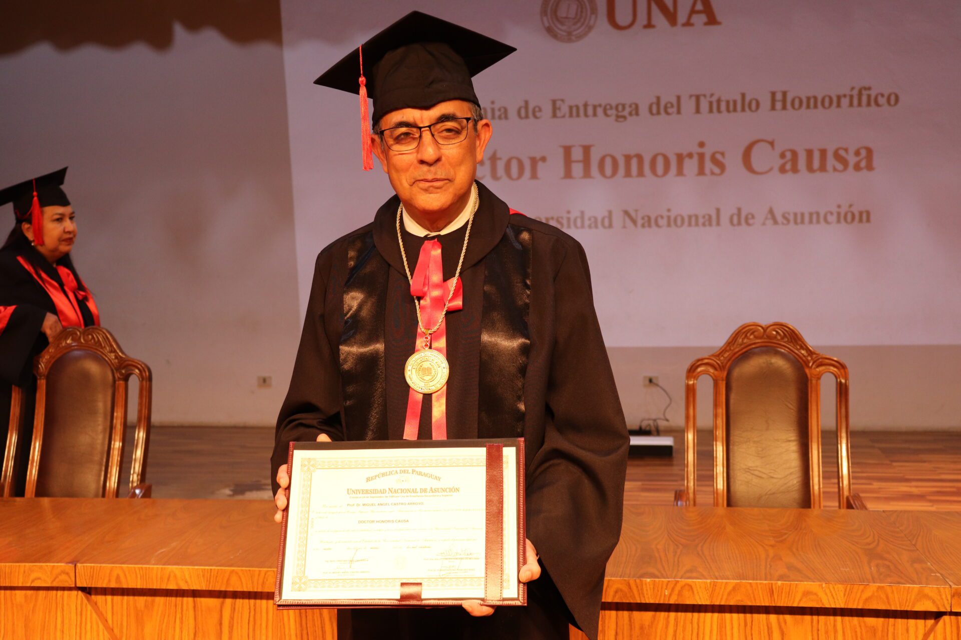 El exrector Miguel Ángel Castro, Doctor Honoris Causa por la Universidad Nacional de Asunción