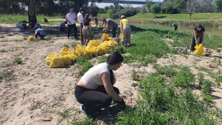 La UPO celebra el Día Mundial del Agua con una jornada de sensibilización y acción ambiental   Una actividad de plogging en el entorno del Río Guadaíra culmina este encuentro