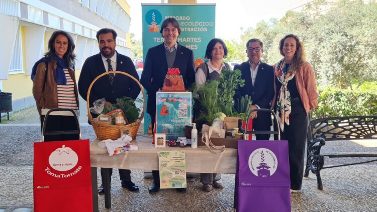 El Mercado Agroecológico ‘La Ilustración’ de la UPO celebra su tercer aniversario   En su XXVIII edición, el Ecomercado refuerza su papel como espacio de consumo sostenible y encuentro en el campus