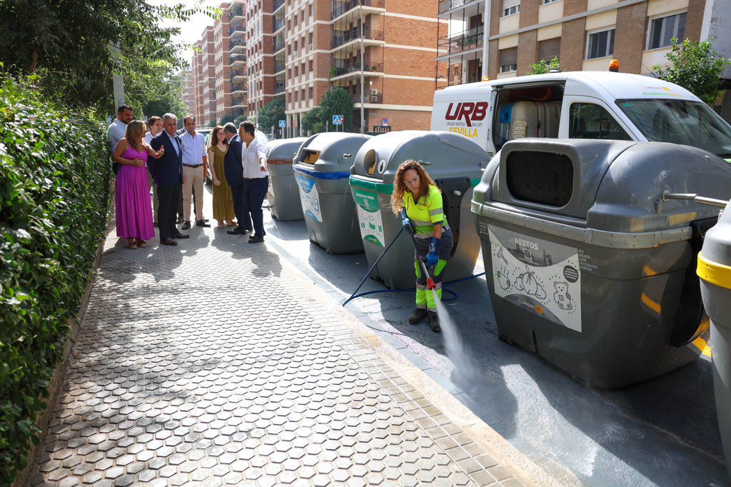 El Pleno aprueba una inyección de otros 9,5 millones de euros en inversiones para Sevilla con los que se renovarán los contenedores de la ciudad, entre otras mejoras