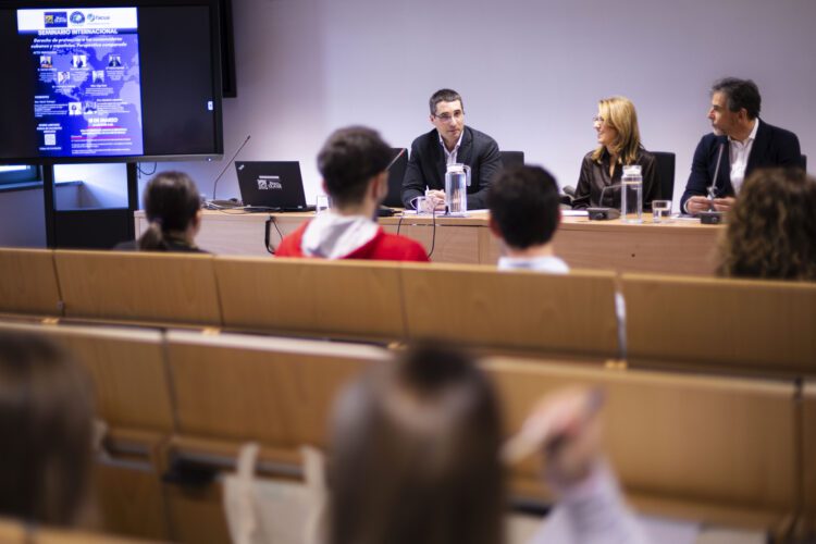 Un seminario internacional aborda en la UPO los desafíos del derecho de consumo en España y Cuba   Las jornadas, organizadas por la Cátedra de Derecho de Consumo de la UPO y Fundación FACUA, han reunido a especialistas para analizar la protección de las personas consumidoras desde una perspectiva comparada
