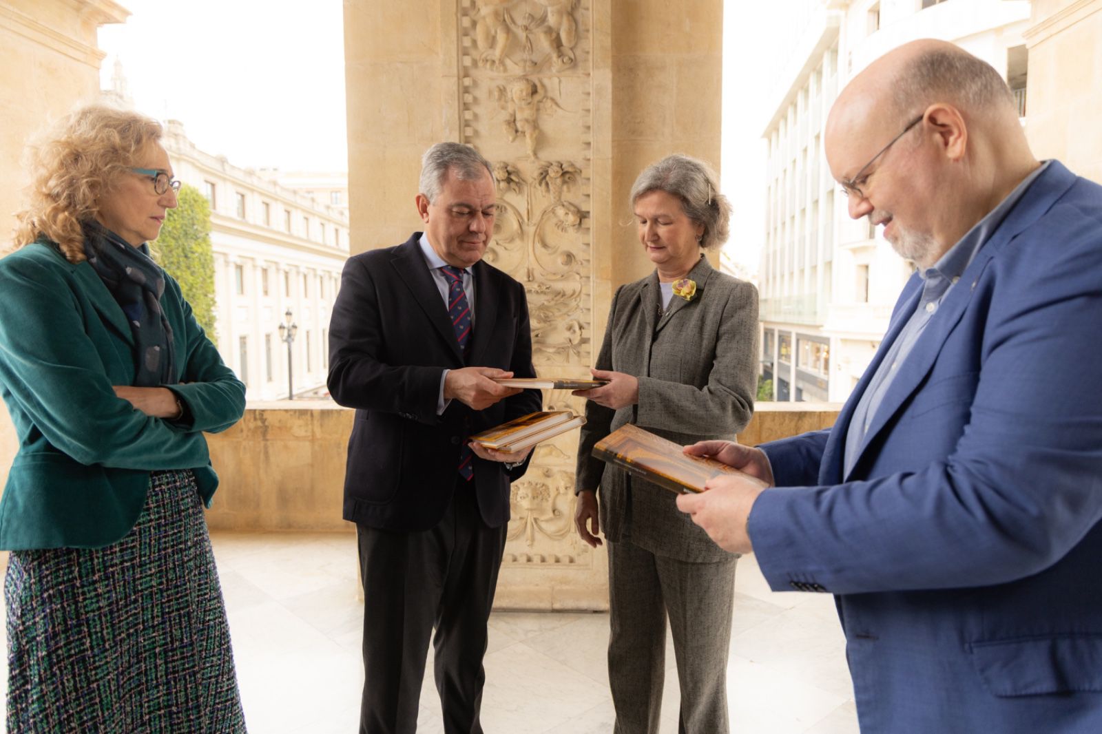 El alcalde Sanz entrega los primeros ejemplares de la reedición de ‘La boda del Emperador’, de Juan de Mata Carriazo