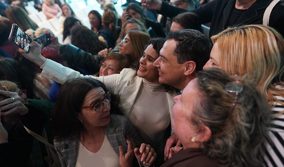 Moreno destaca el empuje de la mujer en Andalucía: «El liderazgo de esta tierra se escribe en femenino»