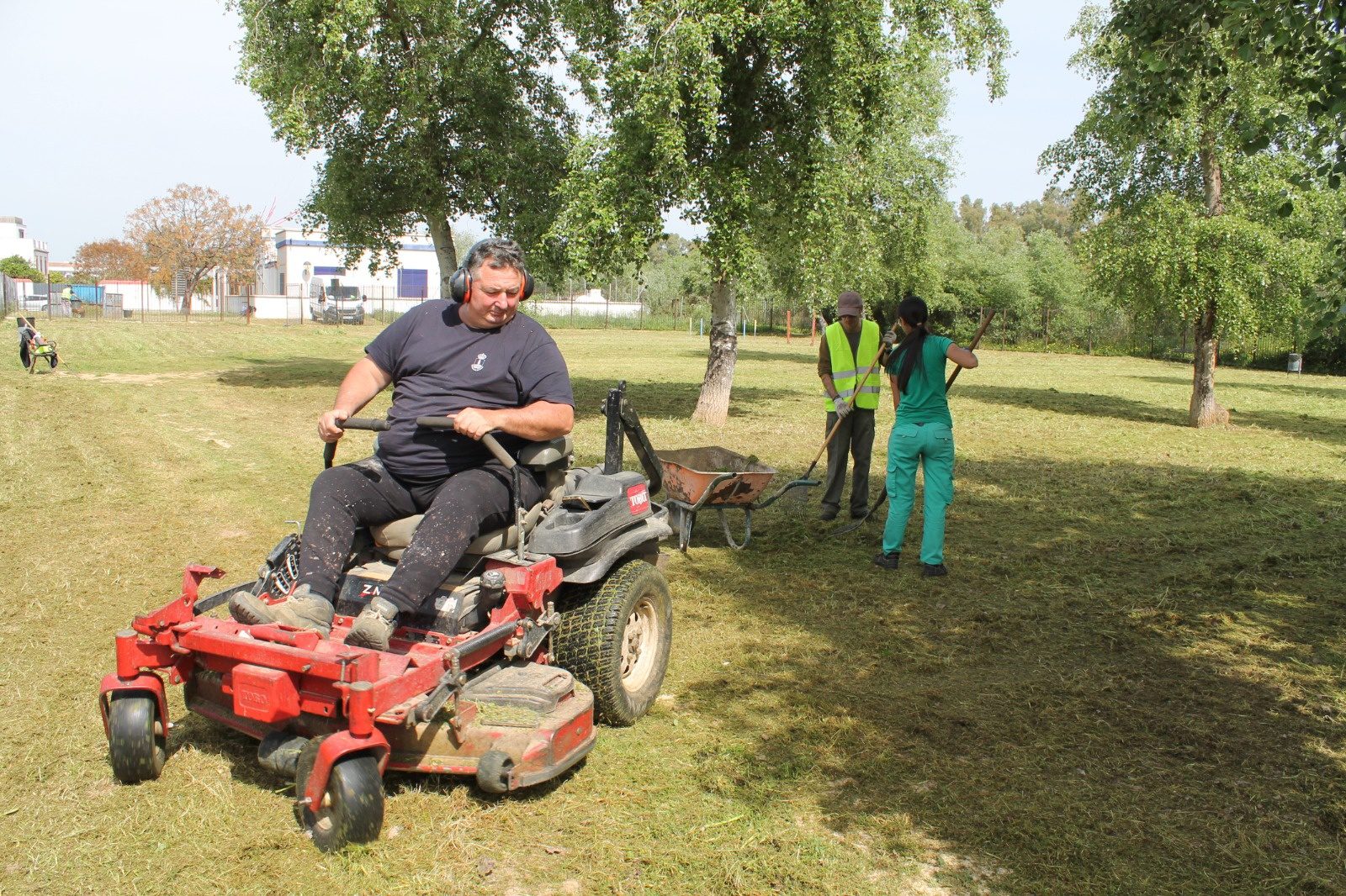 Prosiguen los trabajos de limpieza y desbroce de parques y zonas ajardinadas a pesar de las últimas lluvias