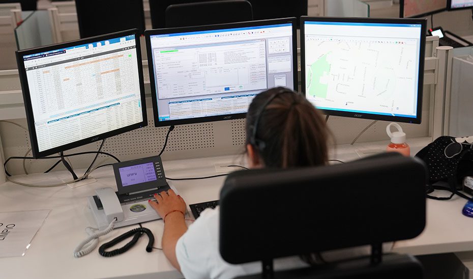 Tres personas afectadas por humo al arder los enseres de una persona sin techo en Granada