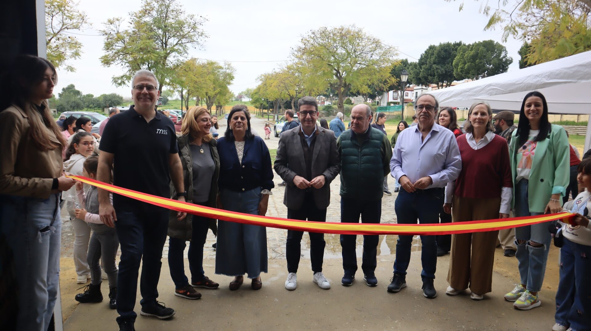 Comercio local y ambiente familiar en la I Feria AEYAPAL