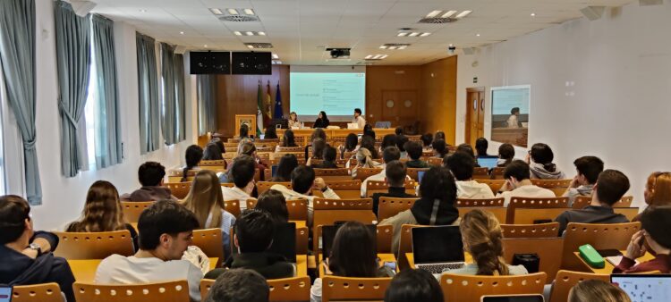 La UPO impulsa la empleabilidad internacional con una jornada sobre comercio exterior   Enmarcada en el programa Oriéntate y Encuentra 2026, acerca al alumnado oportunidades profesionales internacionales