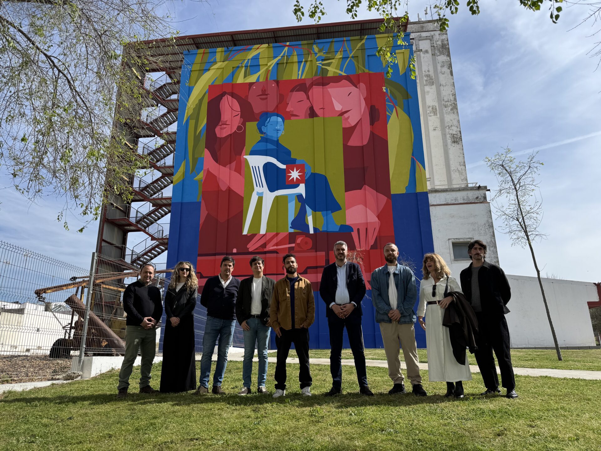 Música y memoria colectiva en el mural que Zésar Bahamonte ha ejecutado en el silo de Fuentes, dentro del programa ‘Plazes’