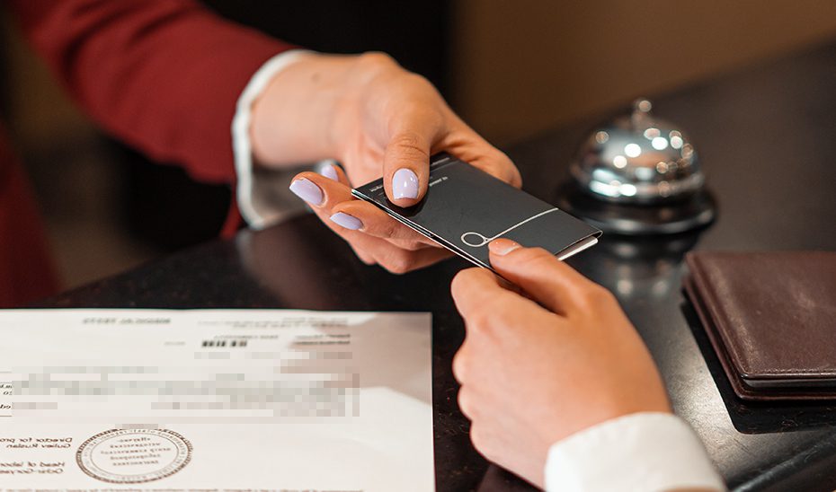 Consumo aconseja planificar con antelación y revisar las condiciones para evitar que se disparen los precios en reservas hoteleras