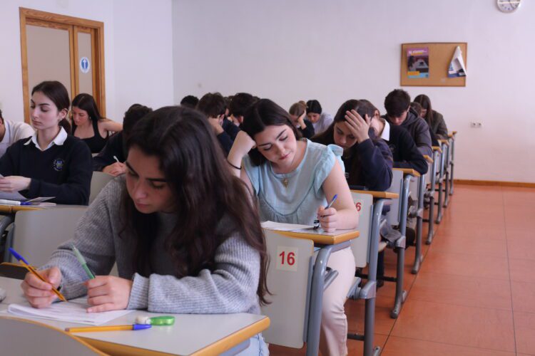 Un total de 142 estudiantes de Bachillerato participan en la XIV Olimpiada de Economía de la UPO   El alumnado ganador podrá participar en la Fase Nacional que se celebrará del 17 al 19 de junio en Aranjuez (Madrid)