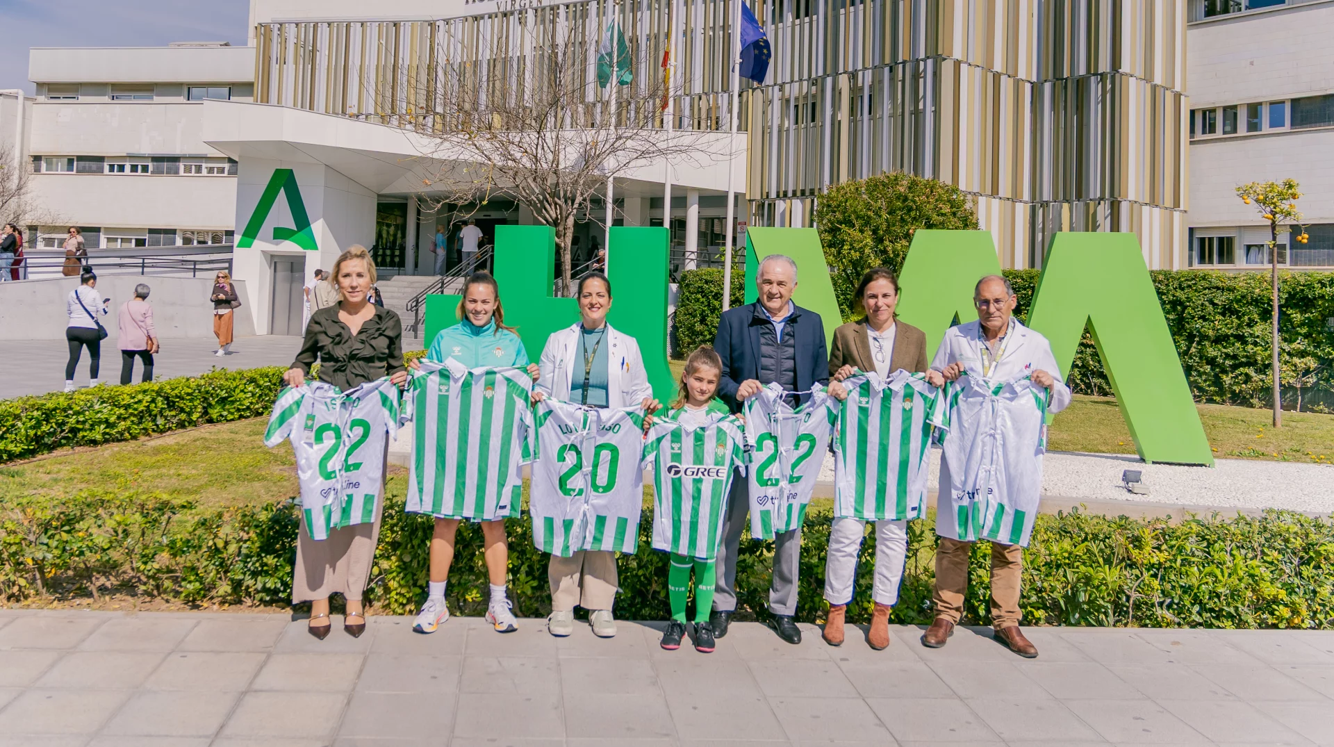 El Real Betis lleva ilusión a los hospitales sevillanos con las «Batas Más Fuertes»