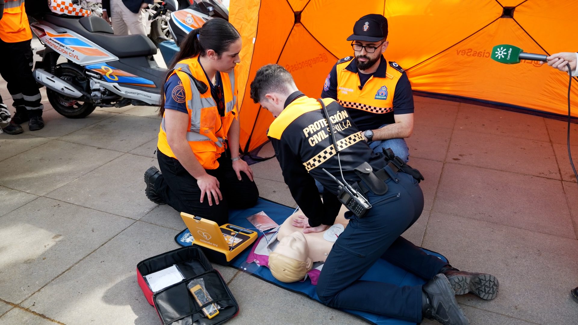 El Ayuntamiento de Sevilla contará con 220 desfibriladores para garantizar una Semana Santa Cardioprotegida