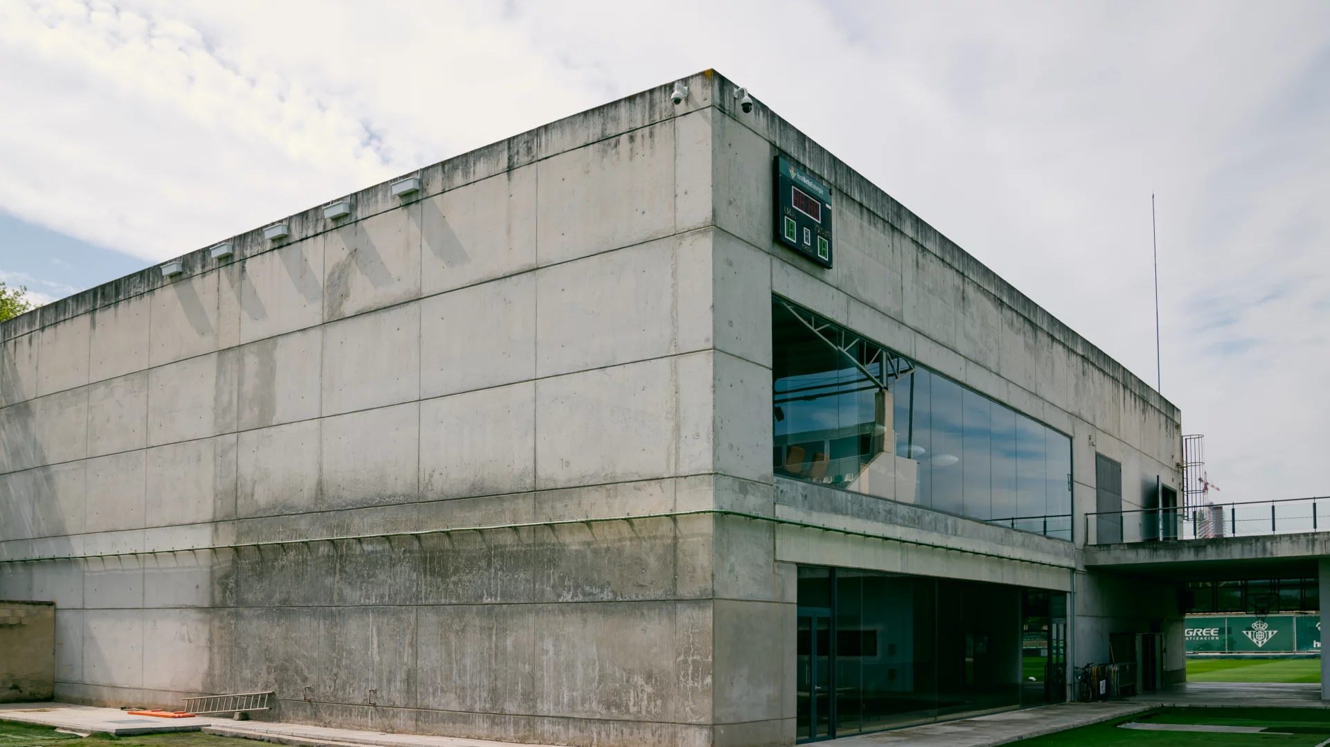 El Real Betis cumple su compromiso con la conservación de los vencejos con la instalación de cajas nido en la Ciudad Deportiva Luis del Sol