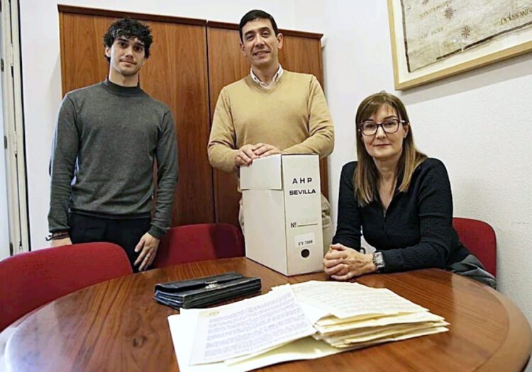 Gonzalo Carnacea, estudiante en prácticas de la UPO, participa en un hallazgo histórico en el Archivo Provincial