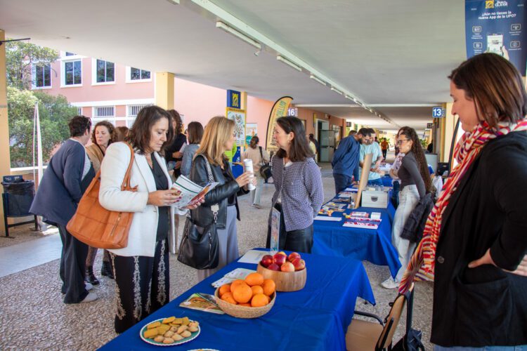 La UPO celebra la jornada ‘Una Universidad comprometida con los valores sociales’   Un espacio de encuentro con entidades para conocer las distintas realidades sociales que existen, así como las oportunidades de colaboración en acciones solidarias y de voluntariado
