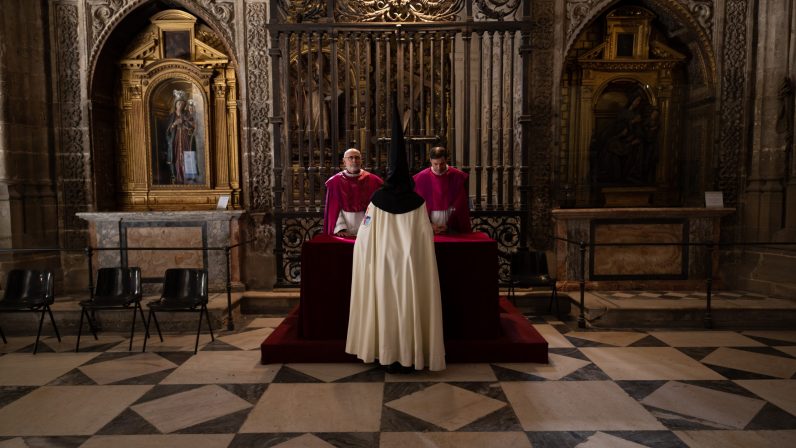 Las hermandades de Sevilla participan activamente en la Vía Sacra de la Catedral