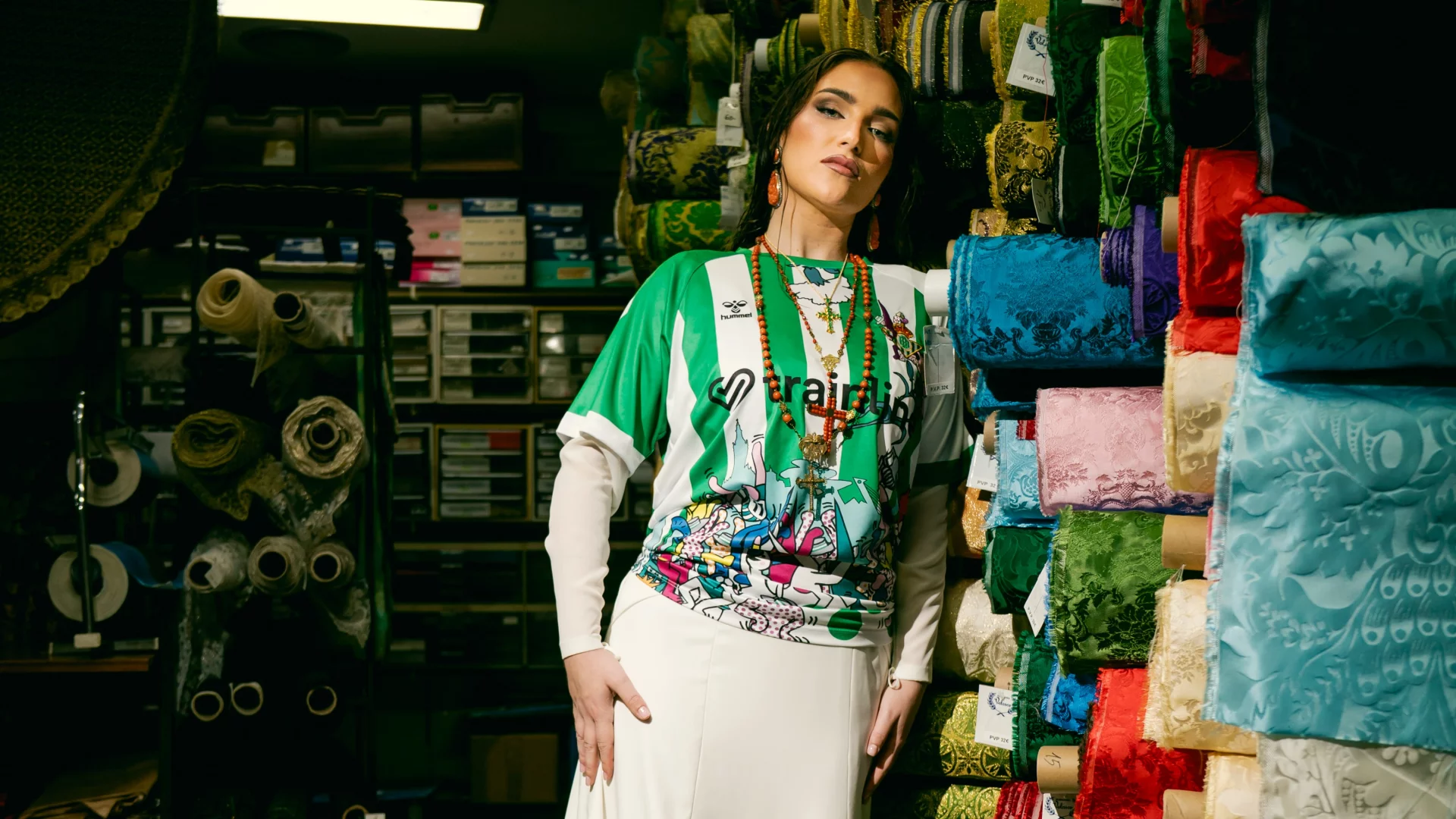 El Real Betis y hummel presentan su nueva colección ‘Fiestas de la Primavera’ de la mano del artista sevillano Agustín Israel