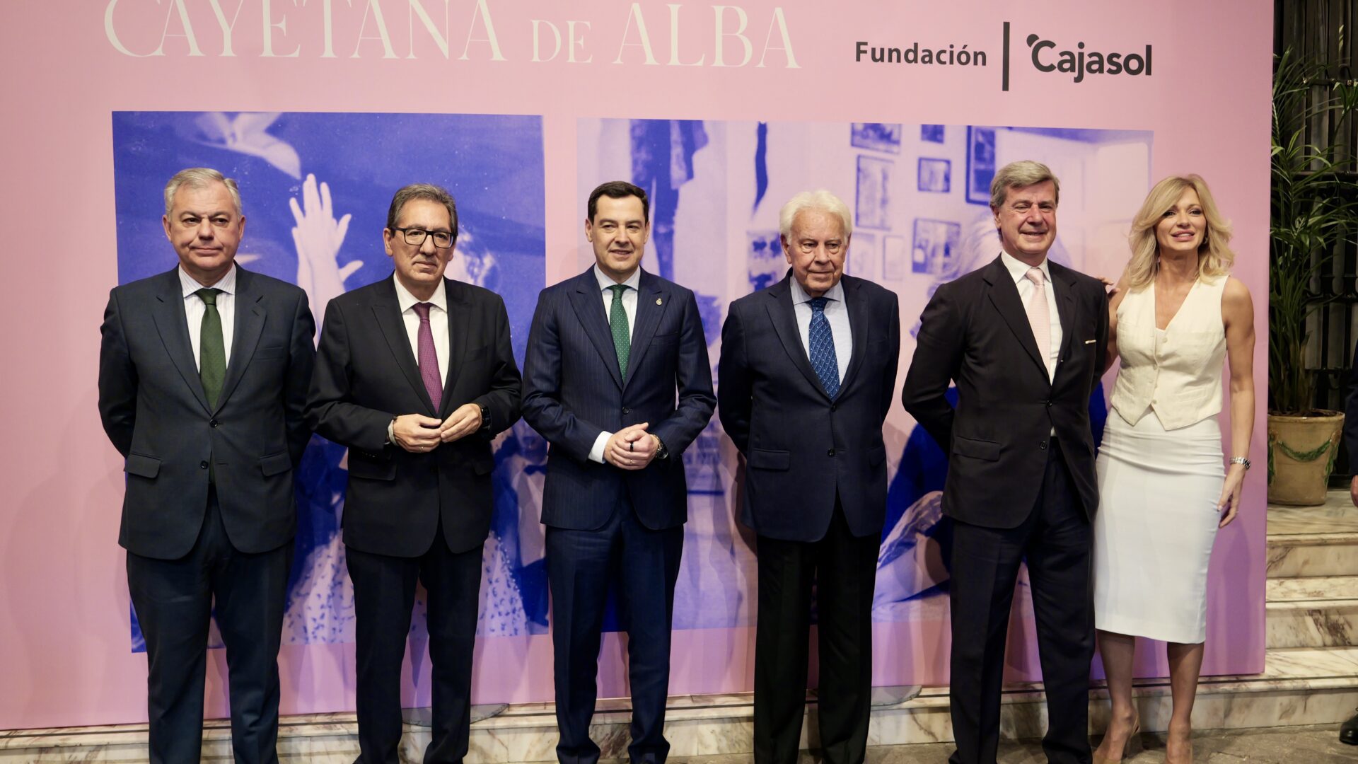 El alcalde Sanz asiste a la apertura del ciclo de conferencias del centenario de Cayetana de Alba en la Fundación Cajasol
