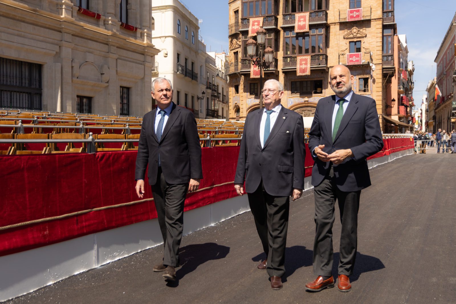 El alcalde Sanz visita los palcos de la Plaza de San Francisco en el tradicional recorrido de Viernes de Dolores