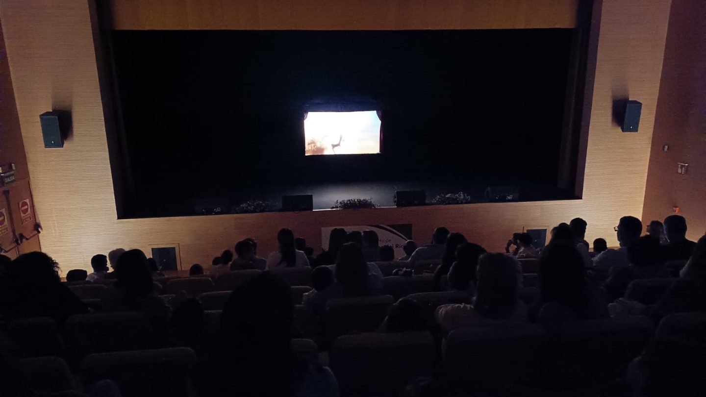 Teatro familiar en Palomares con una emotiva versión de “El Patito Feo”