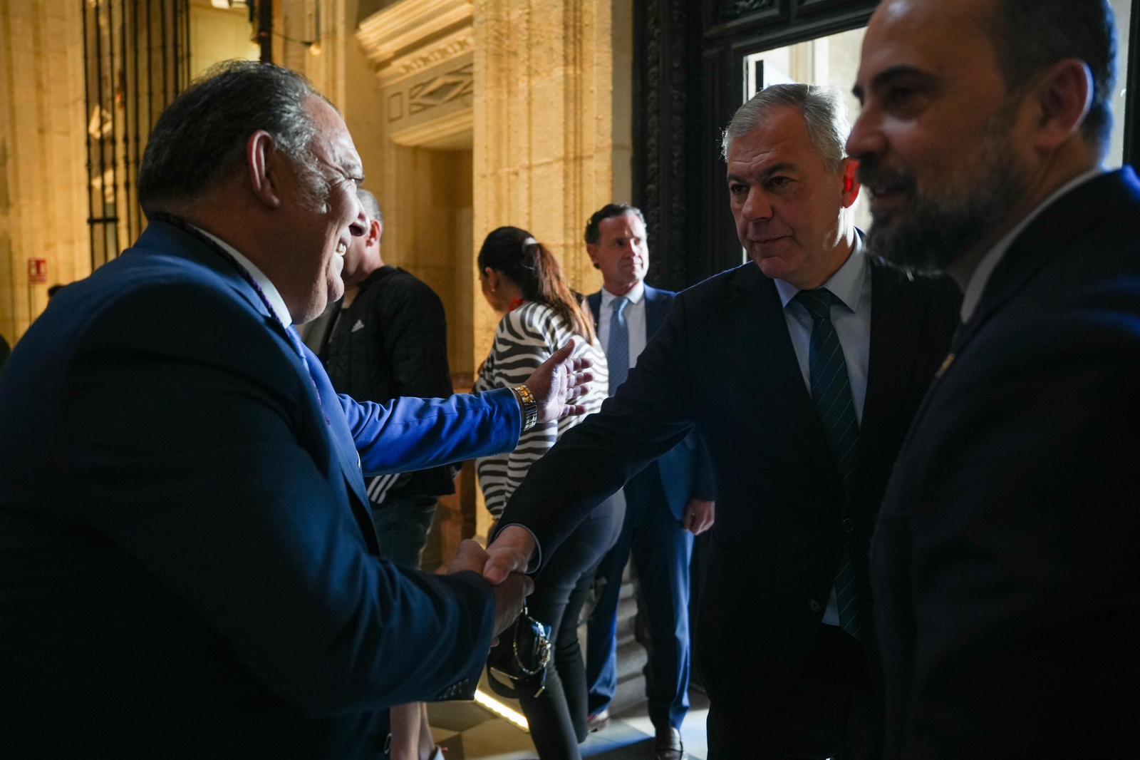 El alcalde visita varios templos y acompaña a distintas hermandades en el Viernes de Dolores
