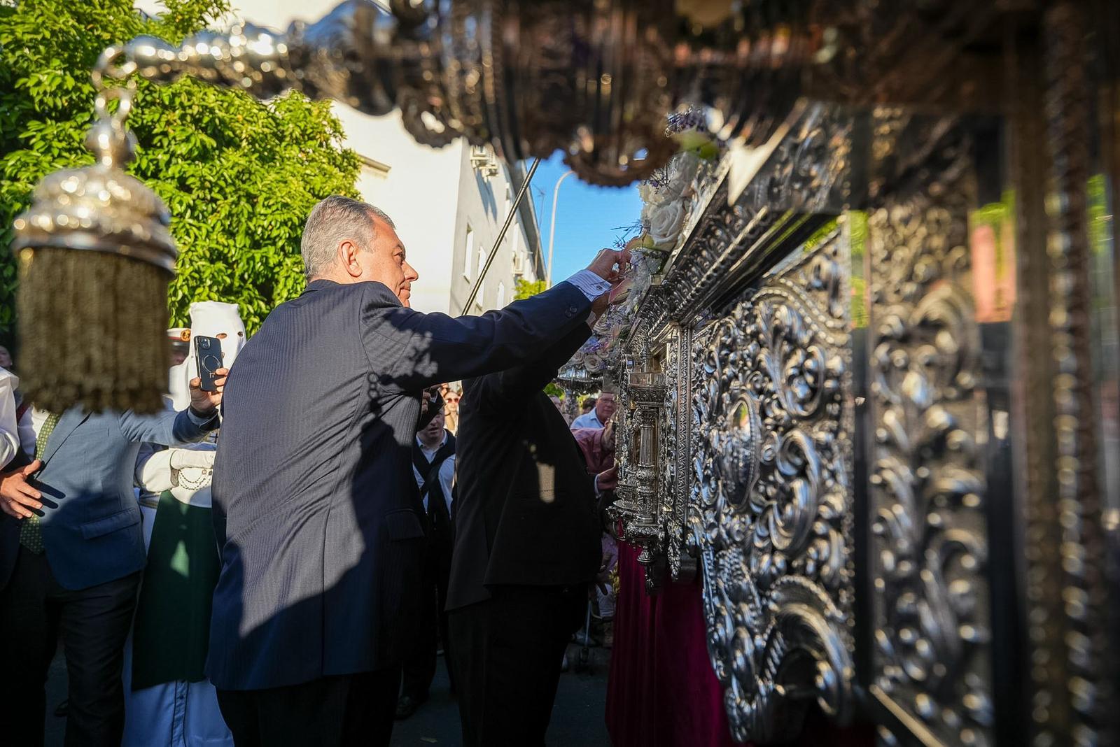 El alcalde destaca a las Hermandades de Vísperas como elementos fundamentales de sus barrios en este Sábado de Pasión esplendoroso de cofradías