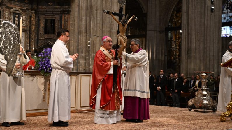 El arzobispo de Sevilla: «Ante la cruz de Cristo, nadie queda fuera del horizonte del amor de Dios»