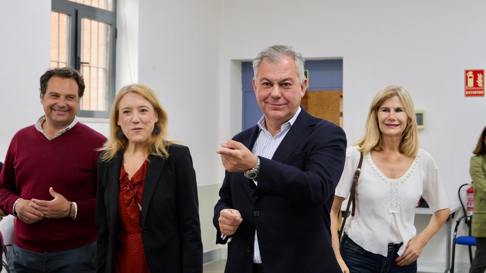 El alcalde visita los talleres socioculturales del distrito Macarena