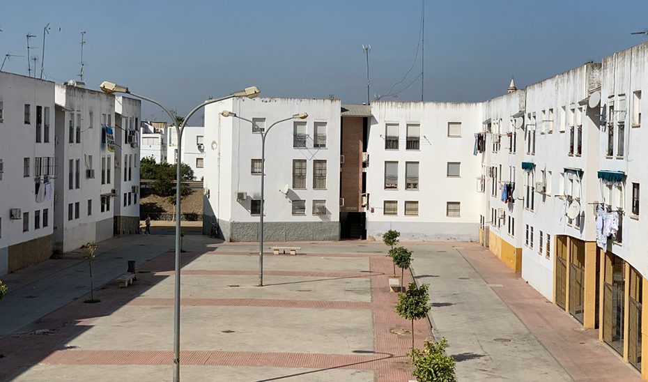 Licitadas las obras de rehabilitación de 46 viviendas públicas de plaza del Azahar en Lora del Río