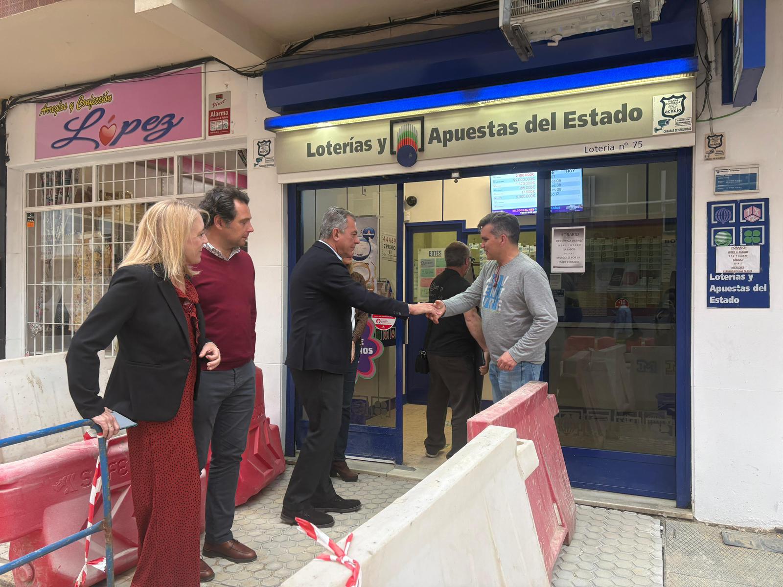 El alcalde supervisa las mejoras en el barrio de la Carrasca del distrito Macarena con una inversión de casi 150 000 euros