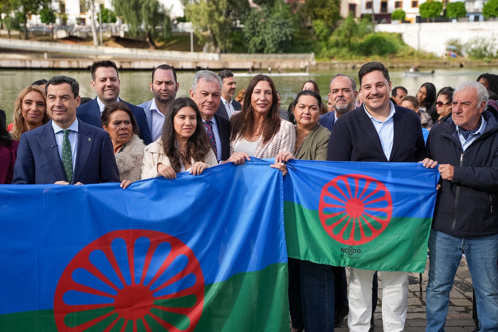 Sevilla conmemora el Día del Pueblo Gitano con un acto institucional junto al Guadalquivir