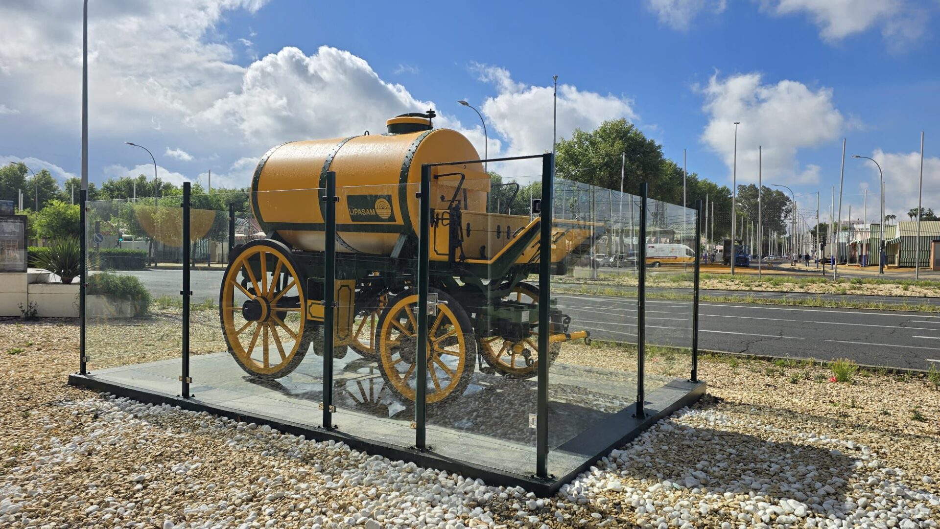 El Ayuntamiento instala en la Avenida Alfredo Kraus un antiguo carro de riego utilizado por Lipasam, con motivo de su 40 aniversario