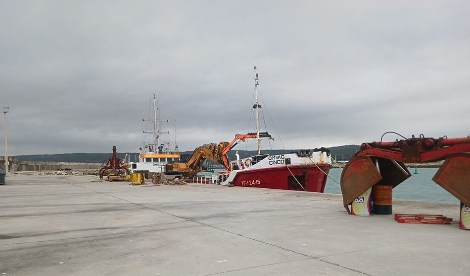 El puerto de Barbate se somete a un dragado de emergencia por los daños sufridos por las borrascas