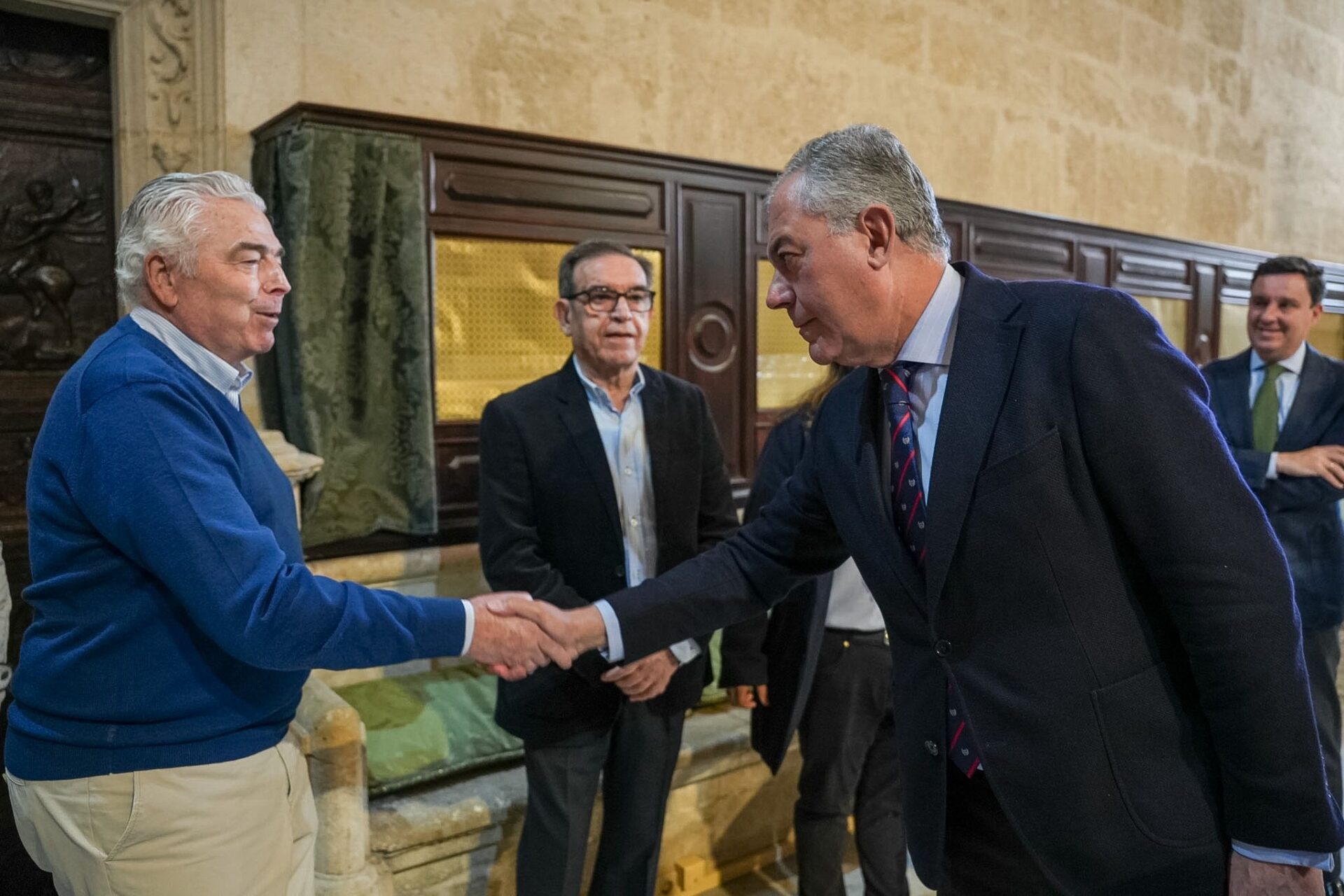 Sanz se compromete con los vecinos de Santa María del Robledo a no construir el edificio que permitió el PSOE y garantiza el uso público de la parcela