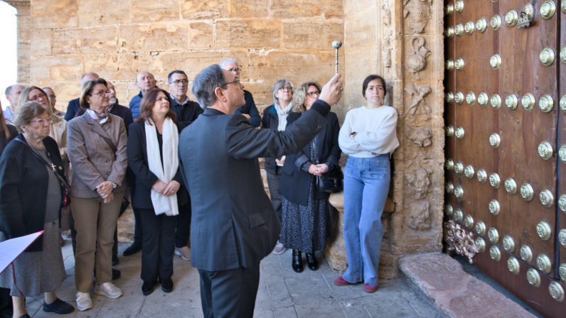 Monseñor León bendijo la Puerta del Perdón de Santa María de la Mesa en Utrera