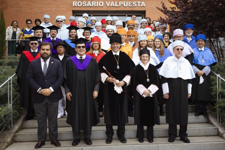 La Universidad Pablo de Olavide y la Universitat Jaume I invisten doctor ‘honoris causa’ al historiador Enrique Ayala