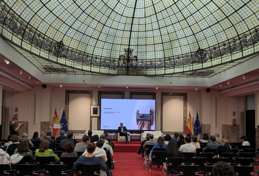 Domi del Postigo participa en el seminario de la CNMC sobre la nueva legislación europea “que redefine el oficio periodístico en la era digital”