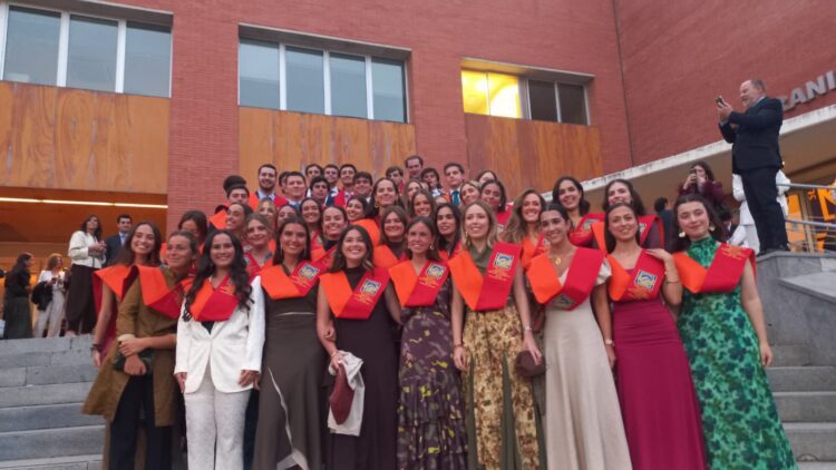 Comienzan las ceremonias de Fin de Grado de las Facultades de Ciencias Empresariales y Derecho de la UPO   Un total de 85 estudiantes de los Grados en Análisis Económico y en ADE en inglés y del Doble Grado ADE en inglés y Derecho celebran su acto de graduación