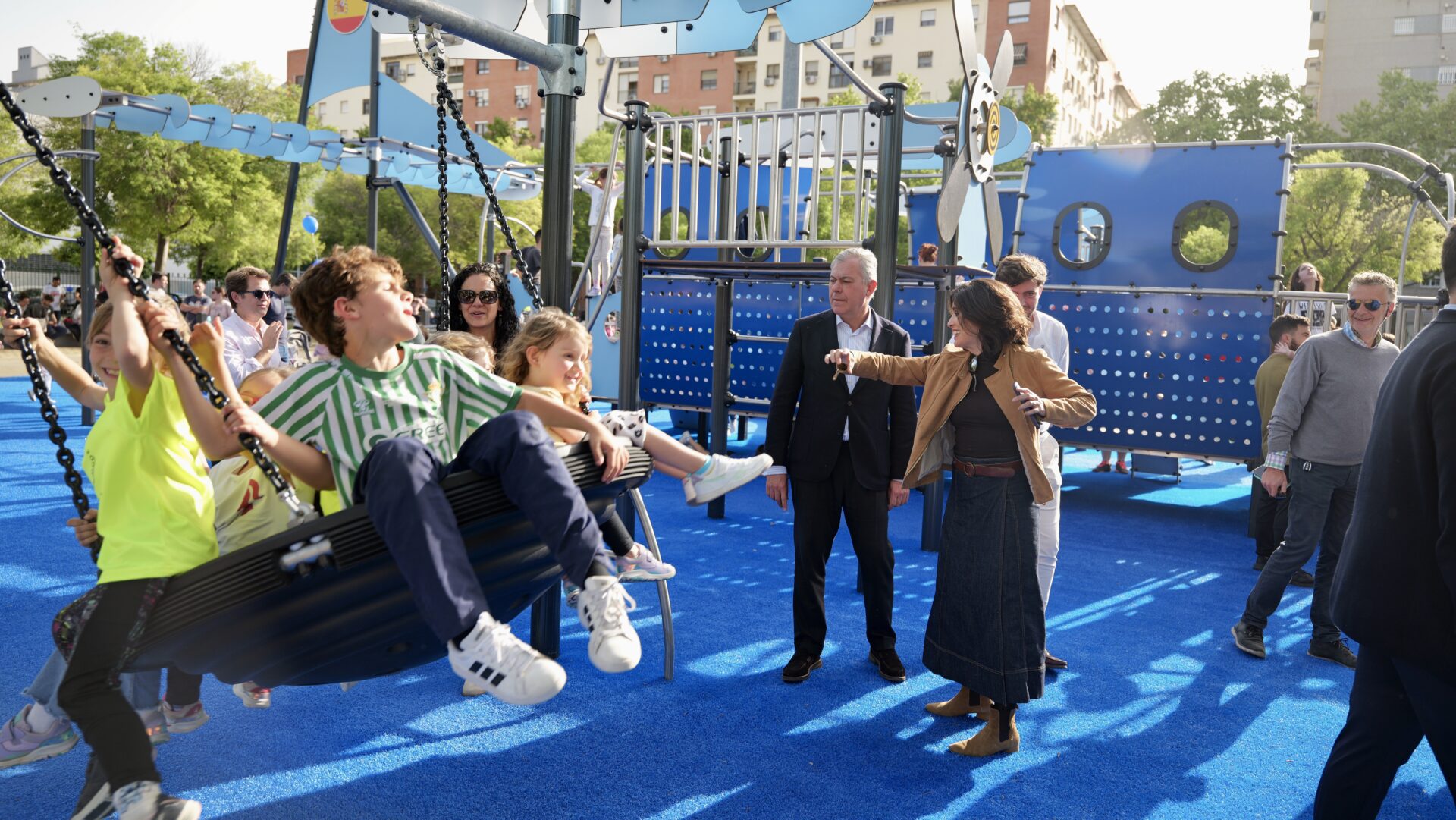 El alcalde visita el nuevo parque infantil singular de Fernanda Calado Rosales en Sevilla Este