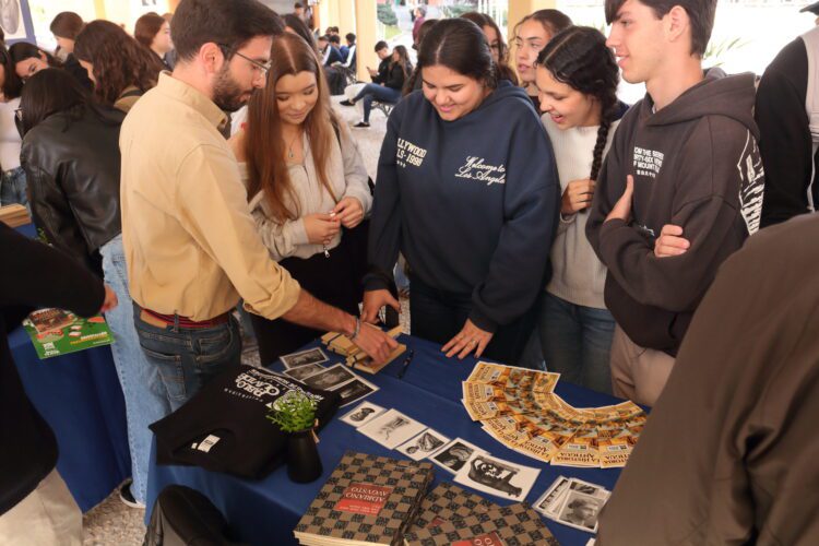 Más de 350 estudiantes de Secundaria y Bachillerato participan en la Jornada ‘Teatro y Humanidades’ de la UPO   El alumnado ha conocido la Universidad Pablo de Olavide a través de encuentros con profesorado y estudiantado, un paseo por el campus y sus instalaciones y han asistido al estreno de la obra ‘La Odisea a juicio’ representada por Furor Bacchicus Teatro