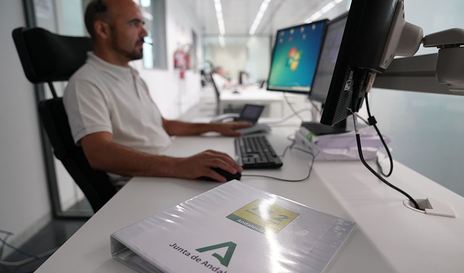 Muere un hombre tras caerle encima la plataforma de un camión en Tarifa