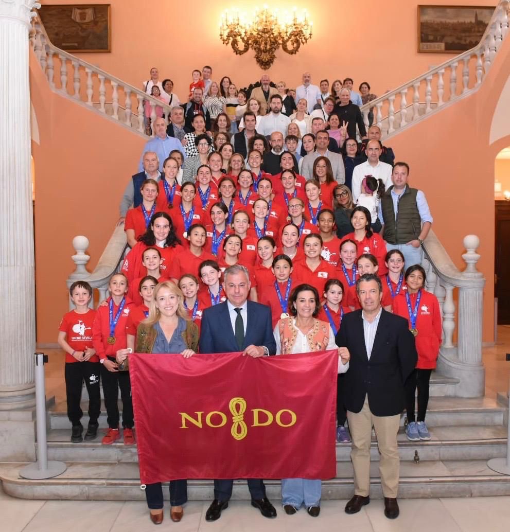 El alcalde entrega la Bandera de Sevilla al Natación Sincro Sevilla, un club que se ha convertido en un referente tras ganar tres campeonatos de España en un solo año